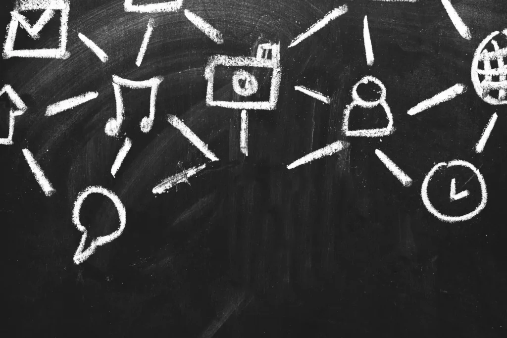 Canaux dacquisitions dessins a la craie des logos mail et reseaux sociaux