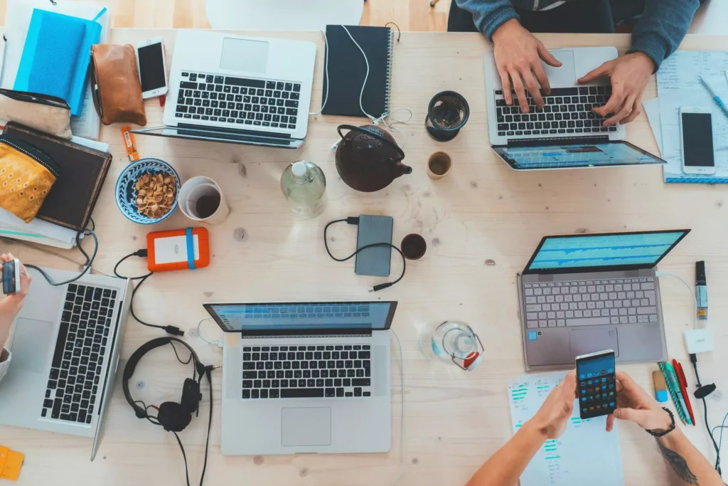 Collaboration equipe travaillant avec leur PC autour dune table